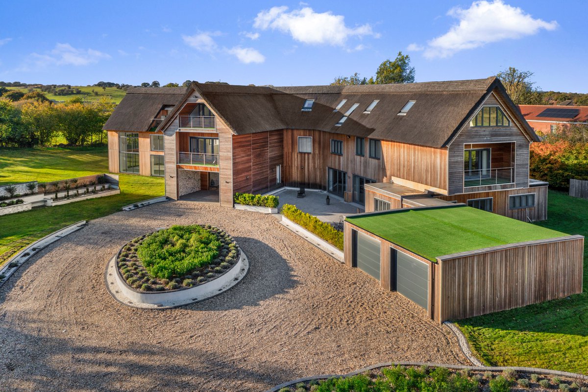 focalagent's tweet photo. IT’S VOTING TIME! The November finalists for our National Property Photography Awards are up and we’d love to have your vote. Take a look at the shortlisted EXTERNAL finalists below and click on the link to vote https://t.co/5lTEp8Xe70 
#prophotographers #votenow https://t.co/hL3e7IfqY3