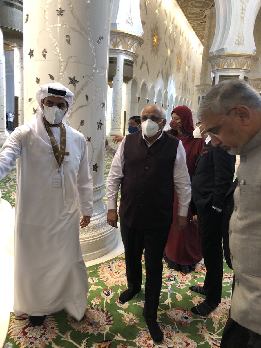 zafarsareshwala's tweet photo. @CMOGuj @Bhupendrapbjp at the #ShaikhZayedMosque and at the #BAPSHinduMandir #AbuDhabi earlier today! #Masjid Bhi Humari Aur #Mandir Bhi Humara @VibrantGujarat #VibrantGujarat @MLAJagdish @drrajivguptaias #KailashNathan Sir https://t.co/BawKQcEbkD