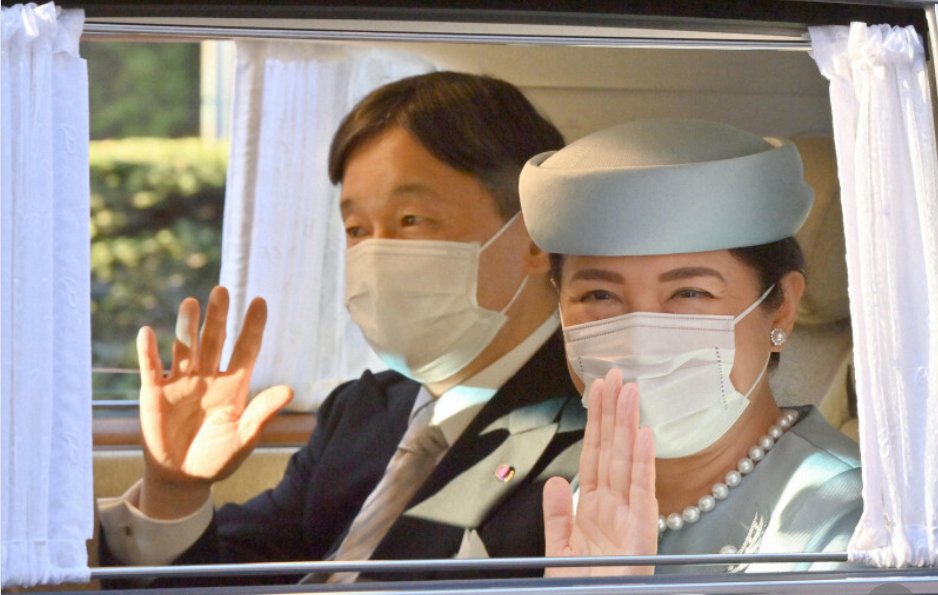 皇后陛下、お誕生日誠におめでとうございます🌹 敬宮愛子様のご成年行事を終えられてからの両陛下の穏やかで微笑ましい映像に私も気持ちが安らぎました。 両陛下の御手元にあるのは地方行幸に縁のあるもの（鳴子こけし、紀州手毬、高千穂神楽面、出雲の福小槌）でしょうか。素敵な民芸品ばかりですね。