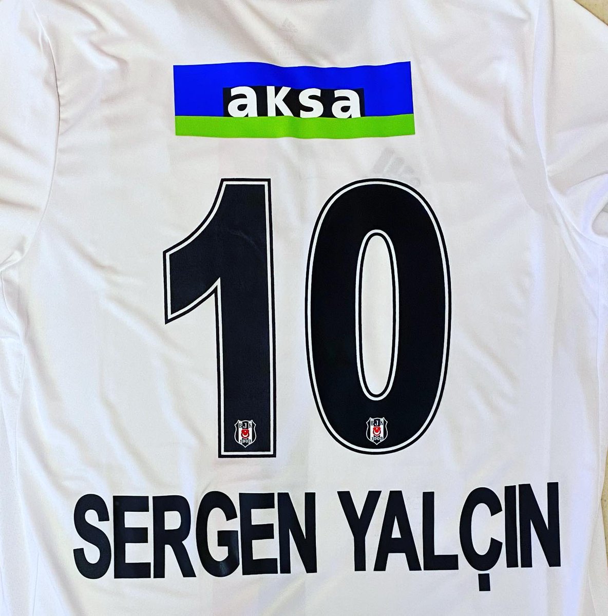 “Yenildiğinde değil de, asıl mücadeleden vazgeçtiğinde kaybedeceğini” kalpten bildiğini sanmıştım… 

“İdeallerinin peşinden nefes nefes koşmayı nasıl bırakırsın ?!?” diye kızarak soracaktım ki, aklıma geldi…
Sen futbolcuyken de koşmayı sevmezdin zaten!

9️⃣
#SergenYalcınİstifa