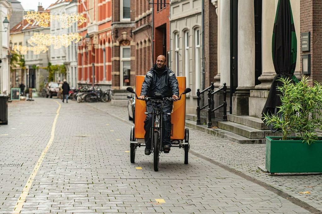 The SunRider is now riding through Breda to provide service for VodafoneZiggo customers. We love your energy Richard, enjoy the ride! 🚴🏼‍♂️

📸 Laura Ploeger

#sunrider #needtheglobe #vodafoneziggo #breda #solar #solarbike #cargobike #cleanenergy #zeroemmision #energy