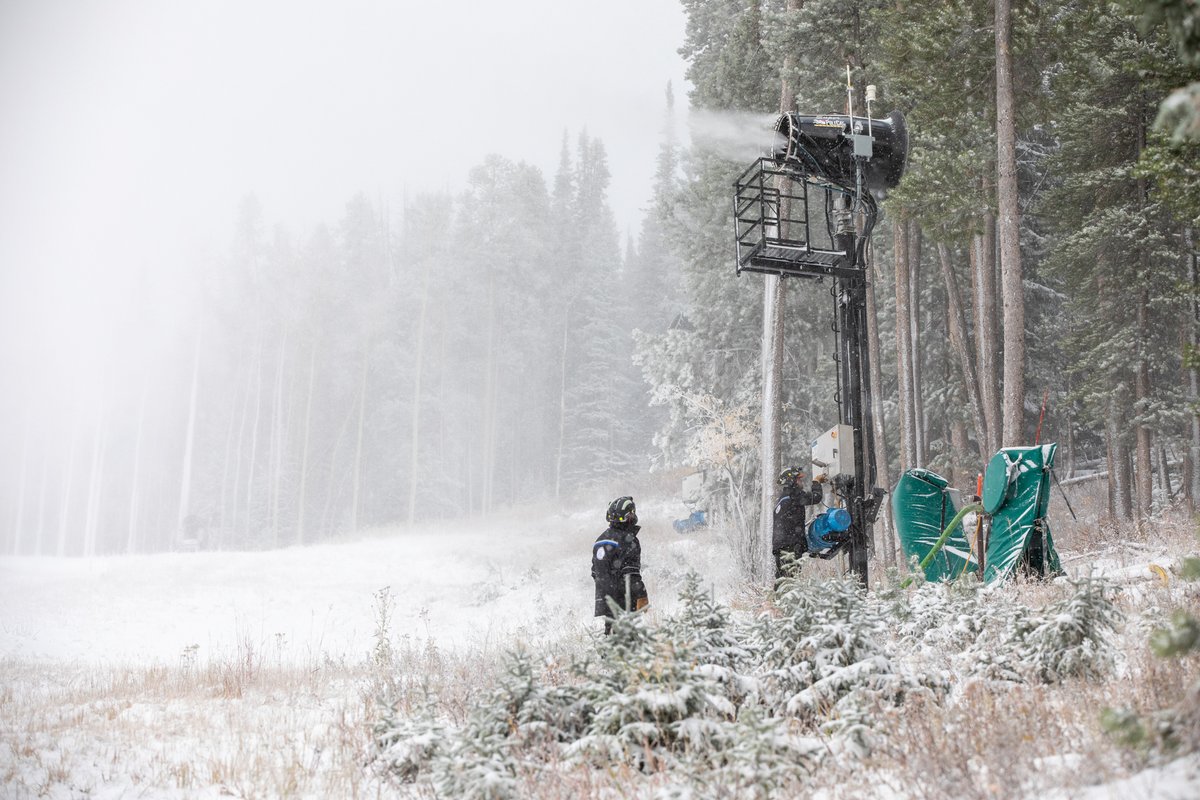 beavercreekmtn's tweet photo. Mother Nature and our very own Beaver Creek snowmakers are working hard together to bring additional terrain to our guests - stay tuned for more! We still have limited early season offerings, and are grateful to our operations teams for getting our mountain ready. https://t.co/DP6ZYb5Qwb