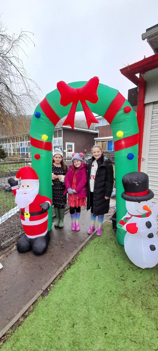 CraigfelenP's tweet photo. #cfp45 loved a picture under the Winter Wonderland arch! https://t.co/a4dmoZzA9G