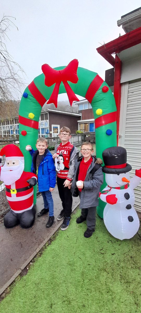 CraigfelenP's tweet photo. #cfp45 loved a picture under the Winter Wonderland arch! https://t.co/a4dmoZzA9G