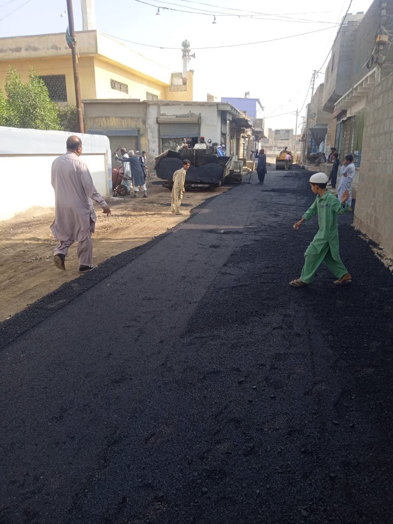 murtazawahab1's tweet photo. Road carpeting work has been carried in Scheme 33, District East and Sector 8D of District Korangi #KarachiWorks https://t.co/KzQUyDzSEc