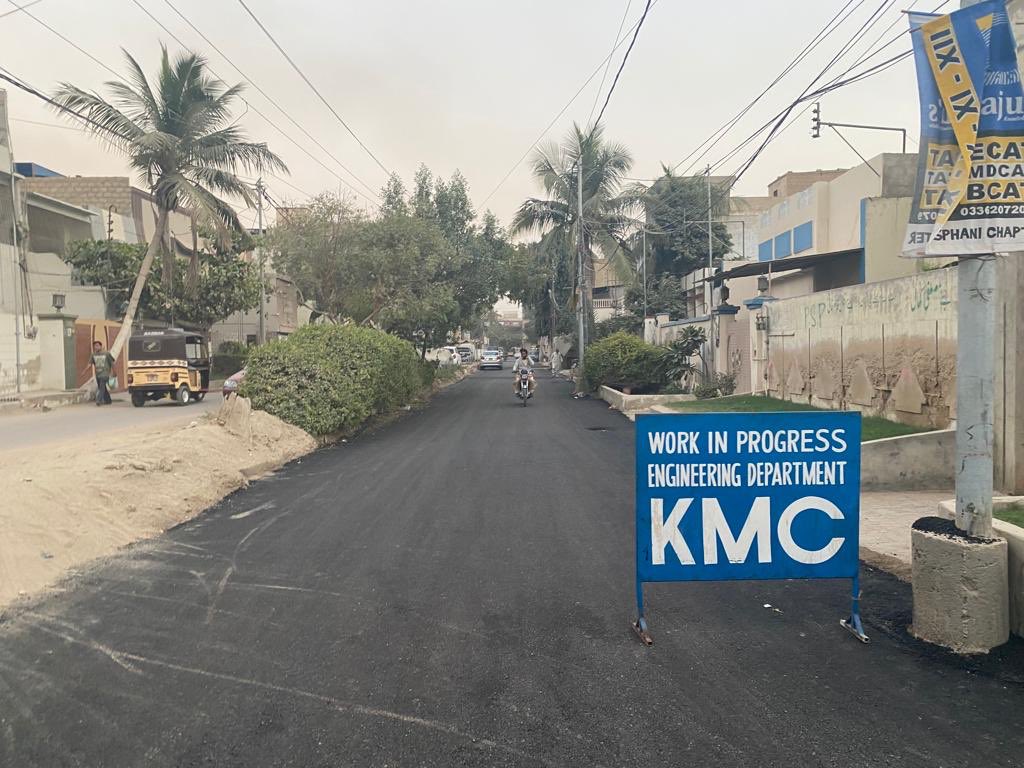 murtazawahab1's tweet photo. Road carpeting work has been carried in Scheme 33, District East and Sector 8D of District Korangi #KarachiWorks https://t.co/KzQUyDzSEc