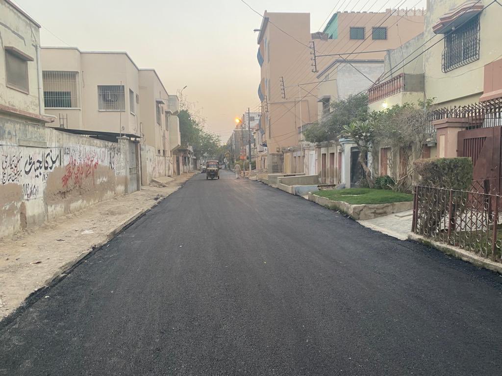 murtazawahab1's tweet photo. Road carpeting work has been carried in Scheme 33, District East and Sector 8D of District Korangi #KarachiWorks https://t.co/KzQUyDzSEc