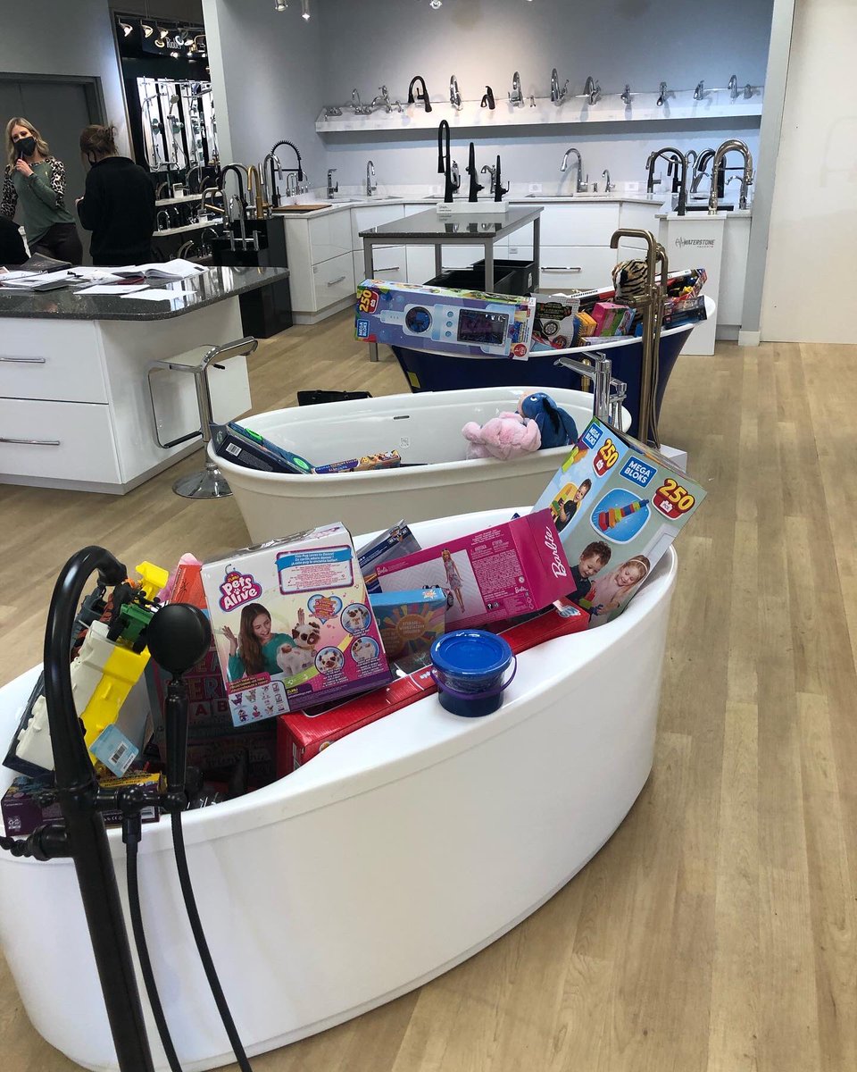 EnsuiteRed's tweet photo. Tubs and Toys!!!!!
Thank you so much @1067rewindradio and @big105 for being on site today 
We still have a couple of empty tubs
Let’s help out the @reddeerchristmasbureau 
Let’s put some smiles on kids faces this year!!!!!
#theensuitereddeer #emco #reddeeralberta #plumbing https://t.co/hmG3DPZ6Fa