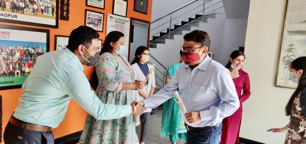 tavarejay's tweet photo. Great to be back into normal business mode - it’s always a pleasure to be at #Nagpur branch - the energies are amazing and addictive as always - great to meet fellow smarTians and thanks for warm welcome and work from office by majority #itsnormal @smartDataIncLtd https://t.co/7ausumLQsZ