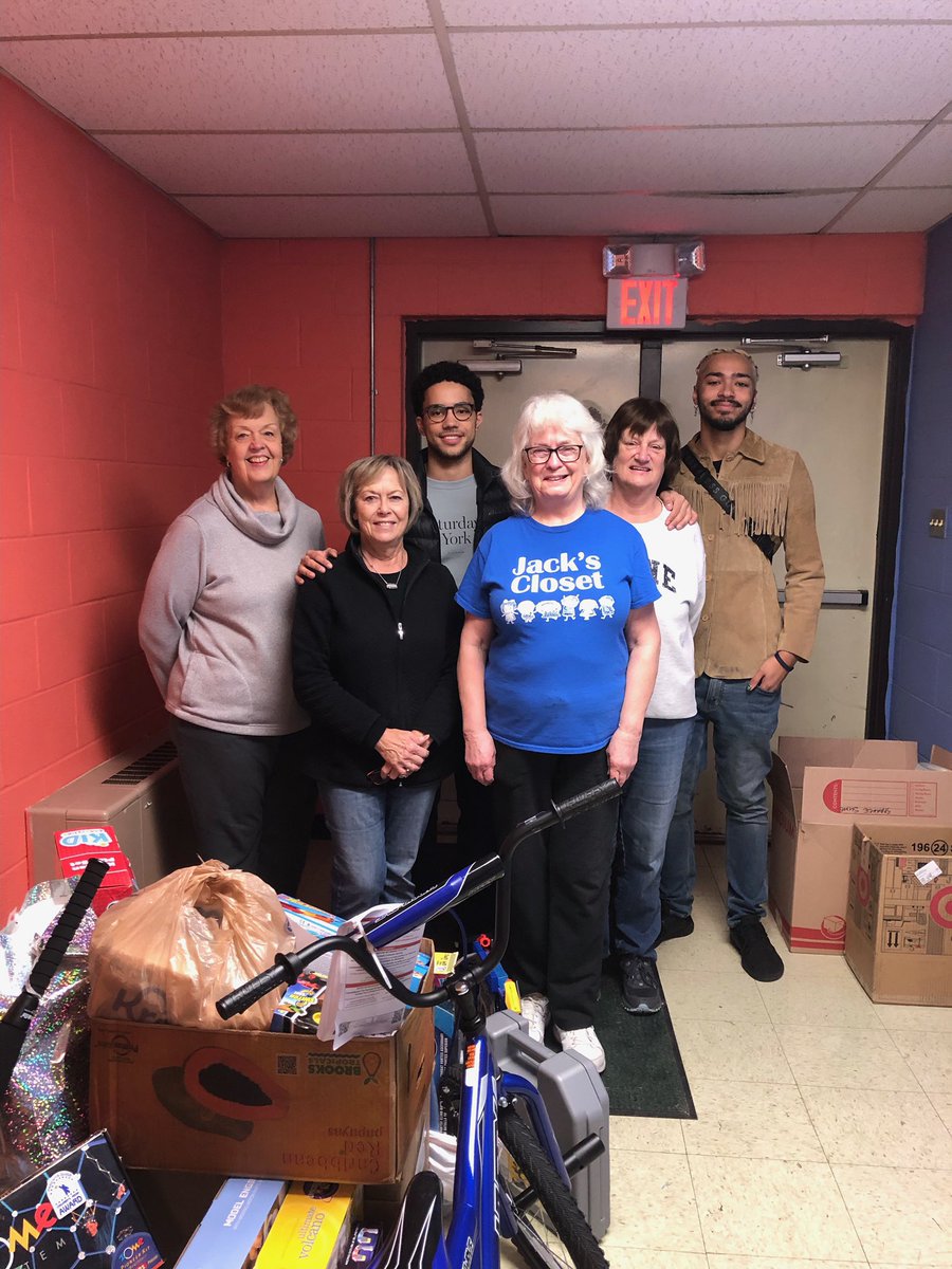 Collin_Hedge's tweet photo. Thank you to everyone who contributed and made donations to A Kinship Christmas. Your generosity will go on to serve 67 families and 210 kids this holiday. In a span of two and a half weeks we raised $700 on top of receiving a large amount of toy donations. https://t.co/BJQMcCOvJf