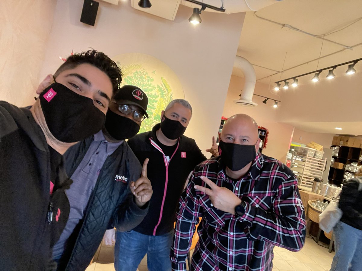 sergio97877245's tweet photo. Meeting up and game planning with our amazing T-Mobile partners! @drew379 @jaymaliktcc @BrettKennedyTCC @Wireless4TCC @dannysoro @prtopazTCC https://t.co/lVd3duh9wc