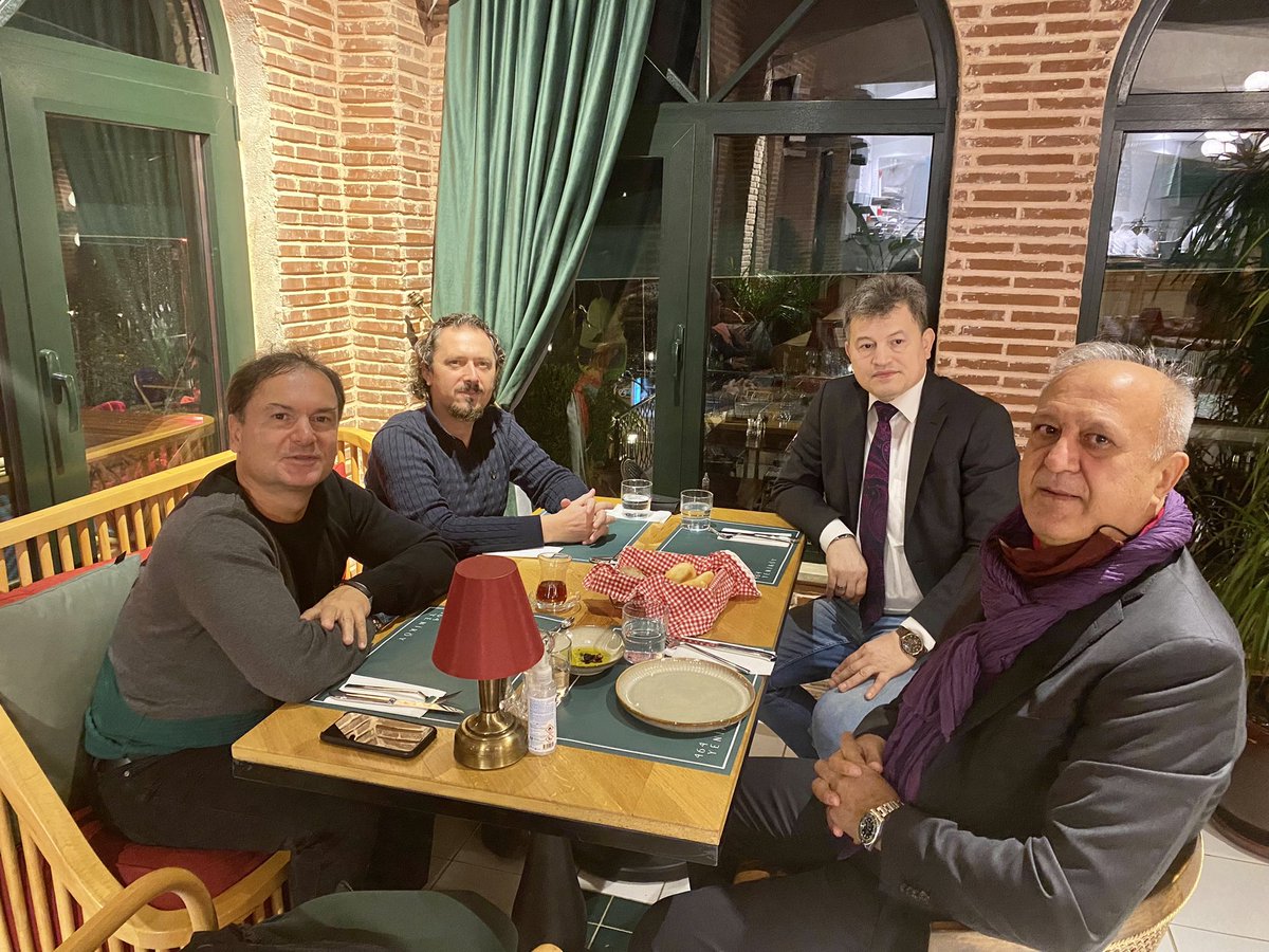 yazarmuratakan's tweet photo. Dostlar meclisi… https://t.co/i7Es1YLiv7