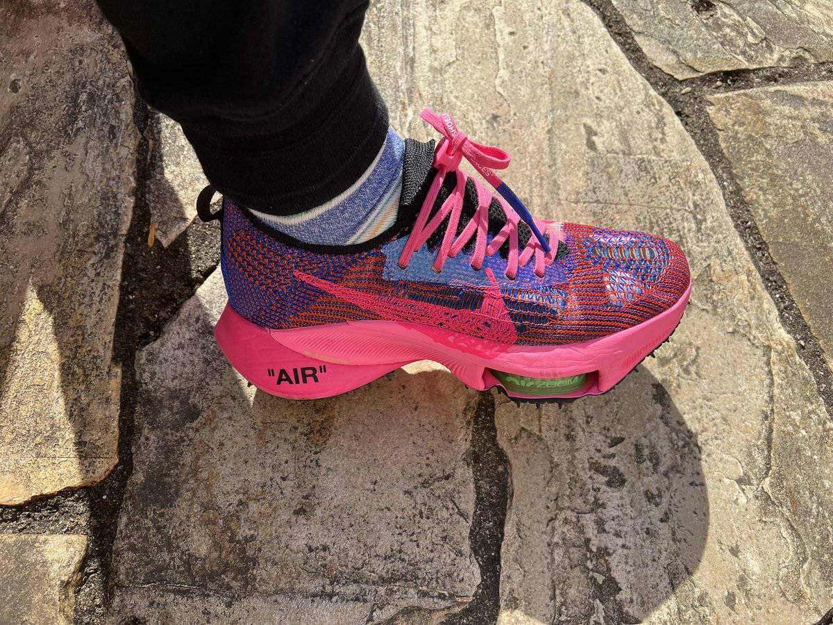 nike × off-white air zoom tempo next% “pink glow”です。
