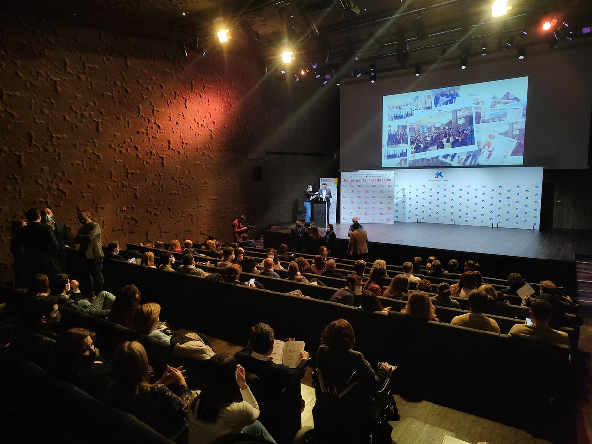 criscancer's tweet photo. En breve arrancamos con los #PremiosCRIS https://t.co/eONYyQkiHh