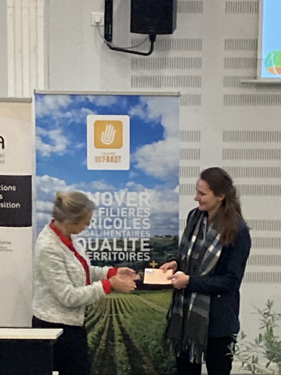 FPurseigle's tweet photo. Un grand bravo à @b_mesnel qui vient de recevoir des mains de @NadiaPellefigue le prix du Jeune chercheur(se) JRSS de la Société Française d’Economie Rurale pour ses travaux de thèse @SciencesPo_CEE 👏 https://t.co/yxQ1ZTaSdf