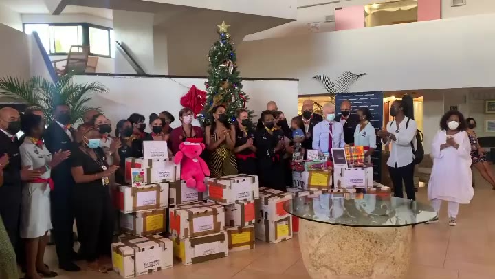 FAGuadeloupe's tweet photo. 🎄Ce jeudi matin la fondation_airfrance a remis des cadeaux de Noël récoltés auprès des salariés à destination de deux associations de Guadeloupe et au profit de jeunes enfants. 🎁🛍🧸🎀

Une opération qui a également per...
https://t.co/sl69rGrTau https://t.co/jZbPp4duNd