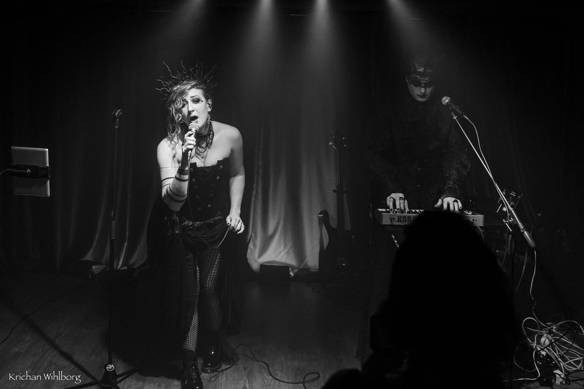 tiklamusic's tweet photo. tíklá en noir 🖤 https://t.co/0c8j1DZlhj