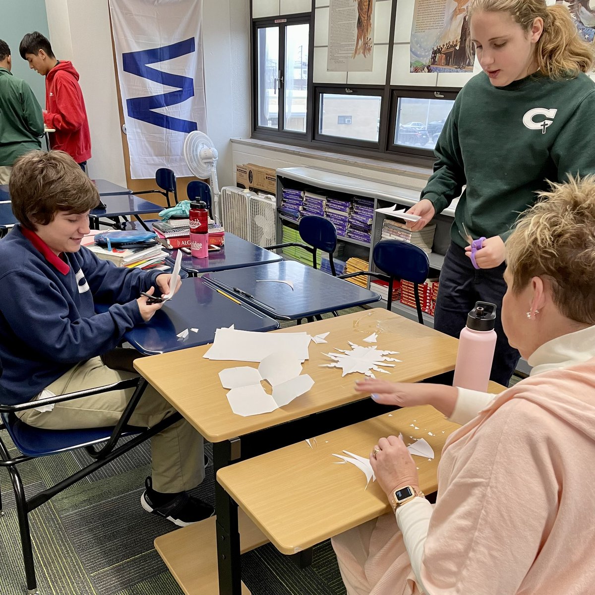 AlaineSteger's tweet photo. World History students were divided into “Snowflake Workers” and “Snowflake Artists” today to see how changes in labor, standardization, and factory lines influenced the quality and price of goods compared to artisans during the Industrial Revolution! https://t.co/QMO6uWiAee