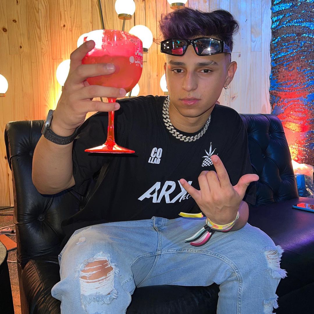 bak_apelon's tweet photo. @ellton777 Quando eu crescer quero ser igual a ele fi 👑 https://t.co/P4gsDqY5es