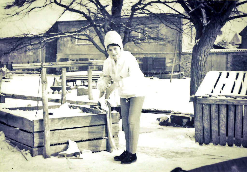 Astrid16318158's tweet photo. My mom #icescating in #Beeskow https://t.co/GsT8KbCA18