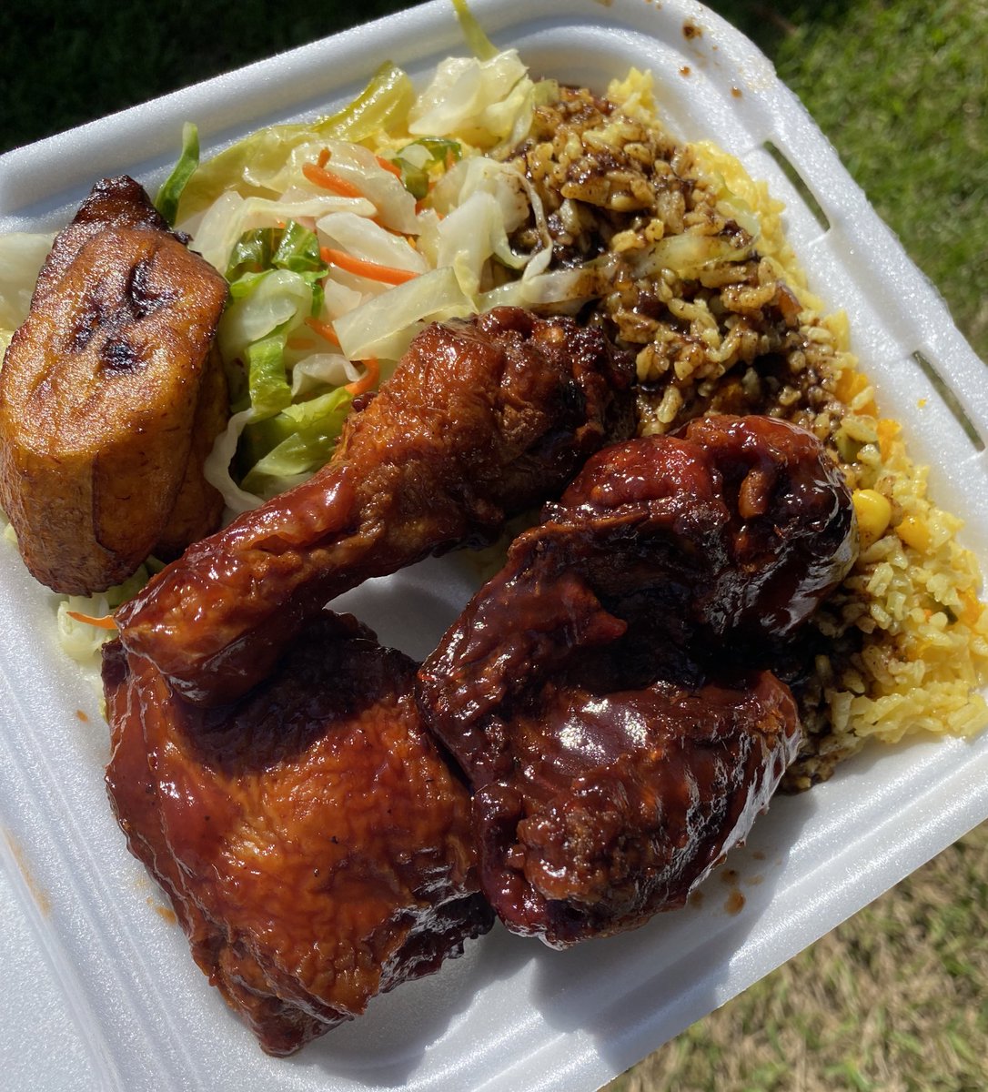 GoldenKrust's tweet image. How about a little taste of the Caribbean?
Try this delicious #BBQ Chicken yaad style combo. 🌴

🇯🇲 Authentic Jamaican food.
👨🏾‍🍳 Cooked From Scratch.
🥘 Made Fresh Daily. 

#GoldenKrust #CookedFromScratch #CaribbeanComfortFood