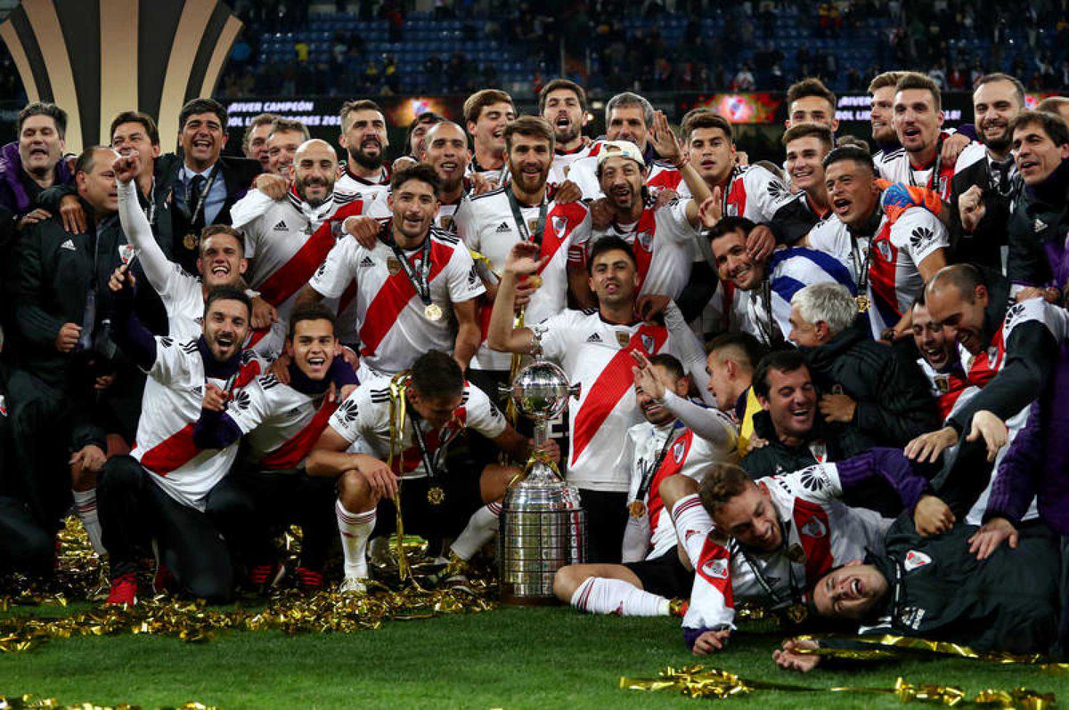 soloriverp18's tweet photo. 🔙 A TRES AÑOS DE MADRID 
⚪🔴 Un día como hoy, pero de 2018, River Plate se consagraba campeón de la #CopaLibertadores tras derrotar 5-3 en el global a boca Juniors. La gloria será eterna https://t.co/5ukVC6OGLM