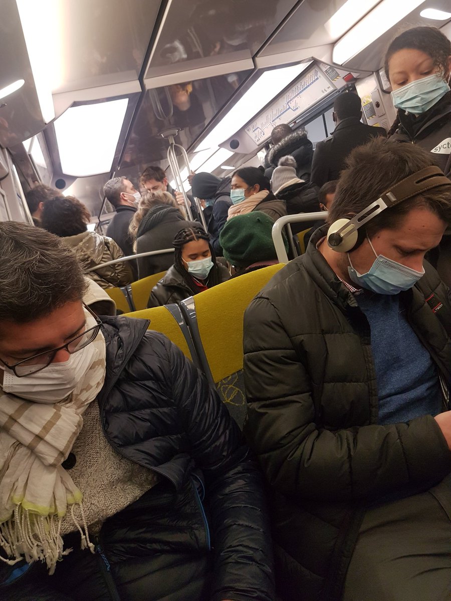 M_Devaux's tweet photo. @RERB C'est vrai qu'avec cette distanciation sociale, on ne risque rien... https://t.co/bVZunrBLAw