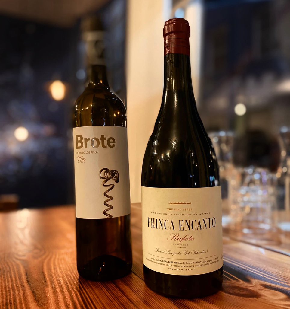 thetapasroom's tweet photo. It’s Thrifty Thursday over in Peckham tonight. Max has chosen these two on offer tonight at takeaway prices!
.
Phinca Encanto Rufete 2018
Sierra de Salamanca
£30 usually £40
.
Brote Blanco - verdill & Viognier from Valencia
£29 usually £36
.
#thrifythursday #peckham https://t.co/2ZHeSQjcTm