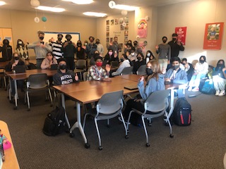 sscoffield1's tweet photo. Had a PHENOMENAL conversation with @PatrickPetty23 about the rhetoric surrounding gun control. We talked about emotionally charged language and how we can bridge the gap between the two political parties. Thank you for spending the time with us Patrick! #scoieaplang @MHHSMustangs https://t.co/EzpYXGTjdE