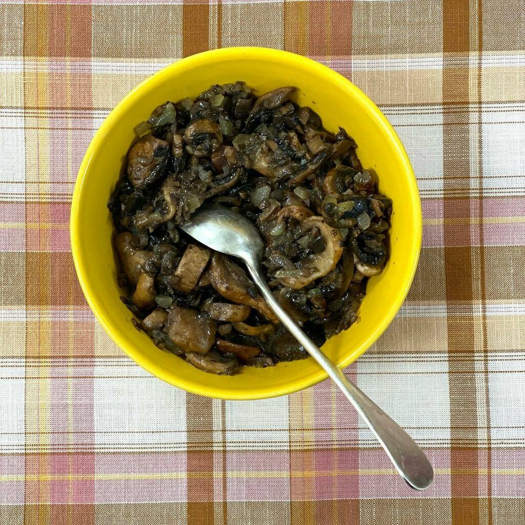 Alorencato's tweet photo. COGUMELOS
Eles tornam qualquer refeição uma festa. Esses são paris, refogados de leve com cebola, sal e nada mais. Ao retirar do fogo, rego com mais azeite fresco. Uma delícia!
#cogumelos #receitaexpressa #BlogDoLorencato #CozinhaDoLorencato #LorencatoEmCasa #ArnaldoLorencato https://t.co/xypBeYS1vL