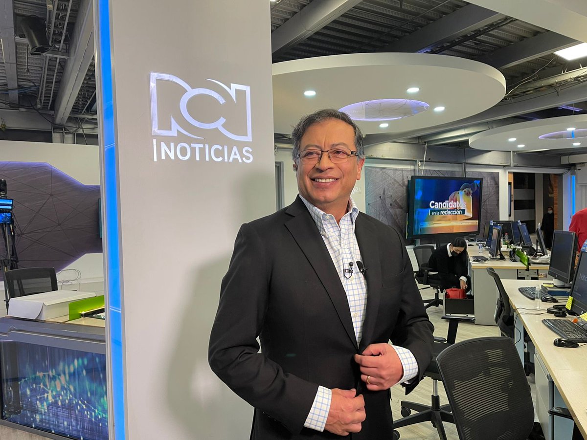 petrogustavo's tweet photo. Hoy a las 6:00 p.m. estaré en #CandidatosEnLaRedaccion de @NoticiasRCN, en todas las redes sociales habrá transmisión.

¡Comprarte con tus amigas y amigos! https://t.co/UaHh9PdzGa