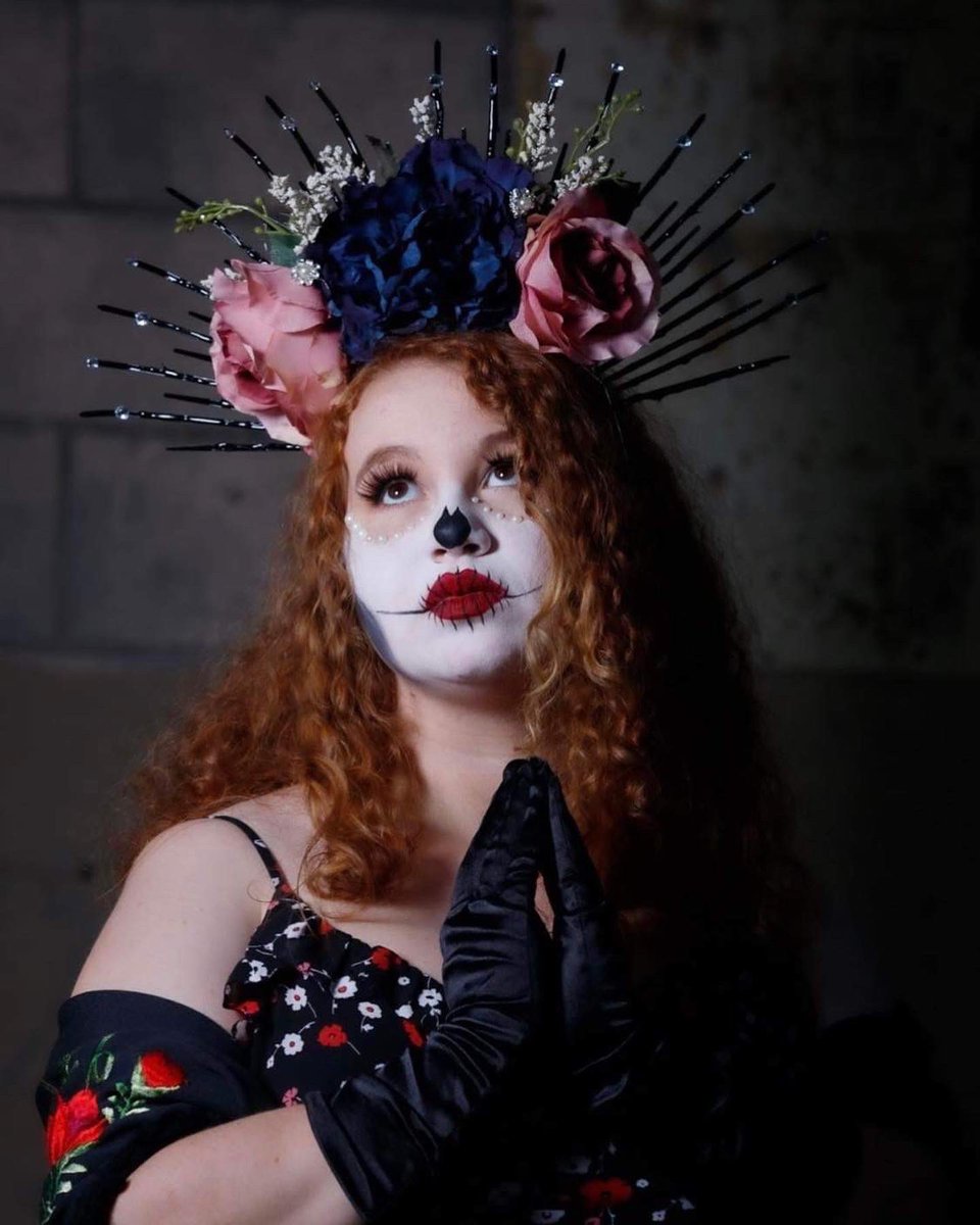 MeganC_Design's tweet photo. Loved helping @lunabelladesignsshop with their marketing by doing some sugar skulls on her headpiece models in October! These girls are so gorgeous and an absolutely hoot to be around! 
#makeup #beautymakeup #sugarskull #diadelosmuertos #headpiece #glam #pearls #beauty #model https://t.co/KF6s0Ug067