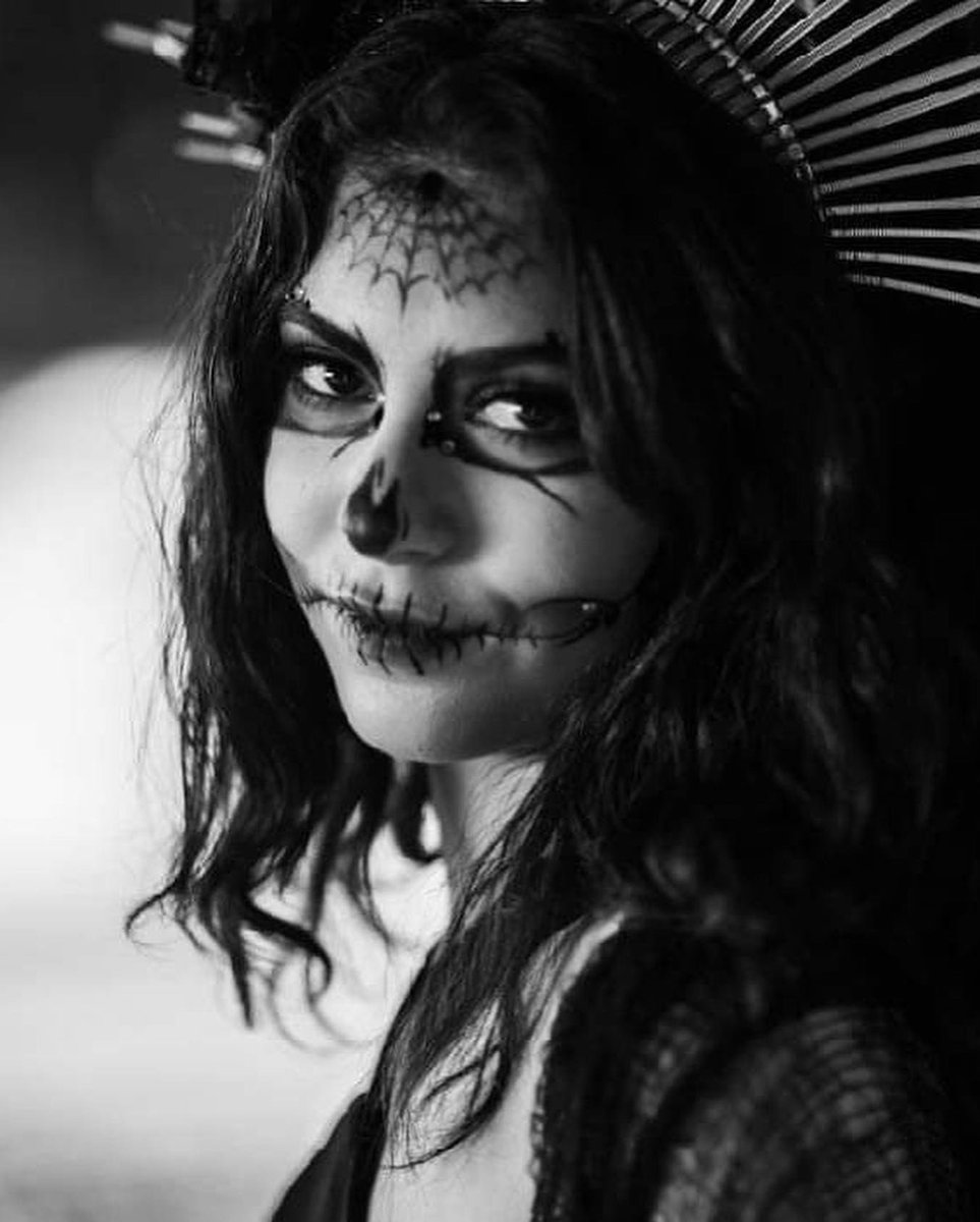 MeganC_Design's tweet photo. Loved helping @lunabelladesignsshop with their marketing by doing some sugar skulls on her headpiece models in October! These girls are so gorgeous and an absolutely hoot to be around! 
#makeup #beautymakeup #sugarskull #diadelosmuertos #headpiece #glam #pearls #beauty #model https://t.co/KF6s0Ug067