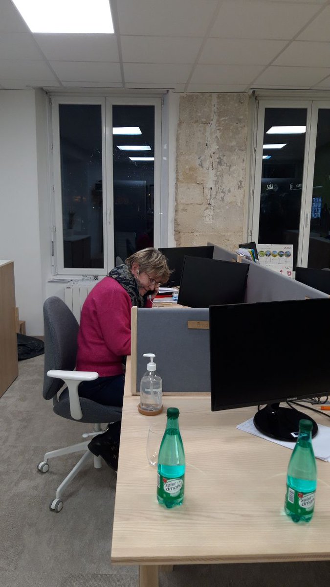 LREM55's tweet photo. ☎️ Nos militants se sont retrouvés ce soir afin de mener une action de phoning pour connaître le ressenti des meusiens sur le bilan du quinquennat d' Emmanuel Macron 

➡️ Un moment riche en échanges, merci à toutes les personnes participantes https://t.co/YOb2BKcE9K
