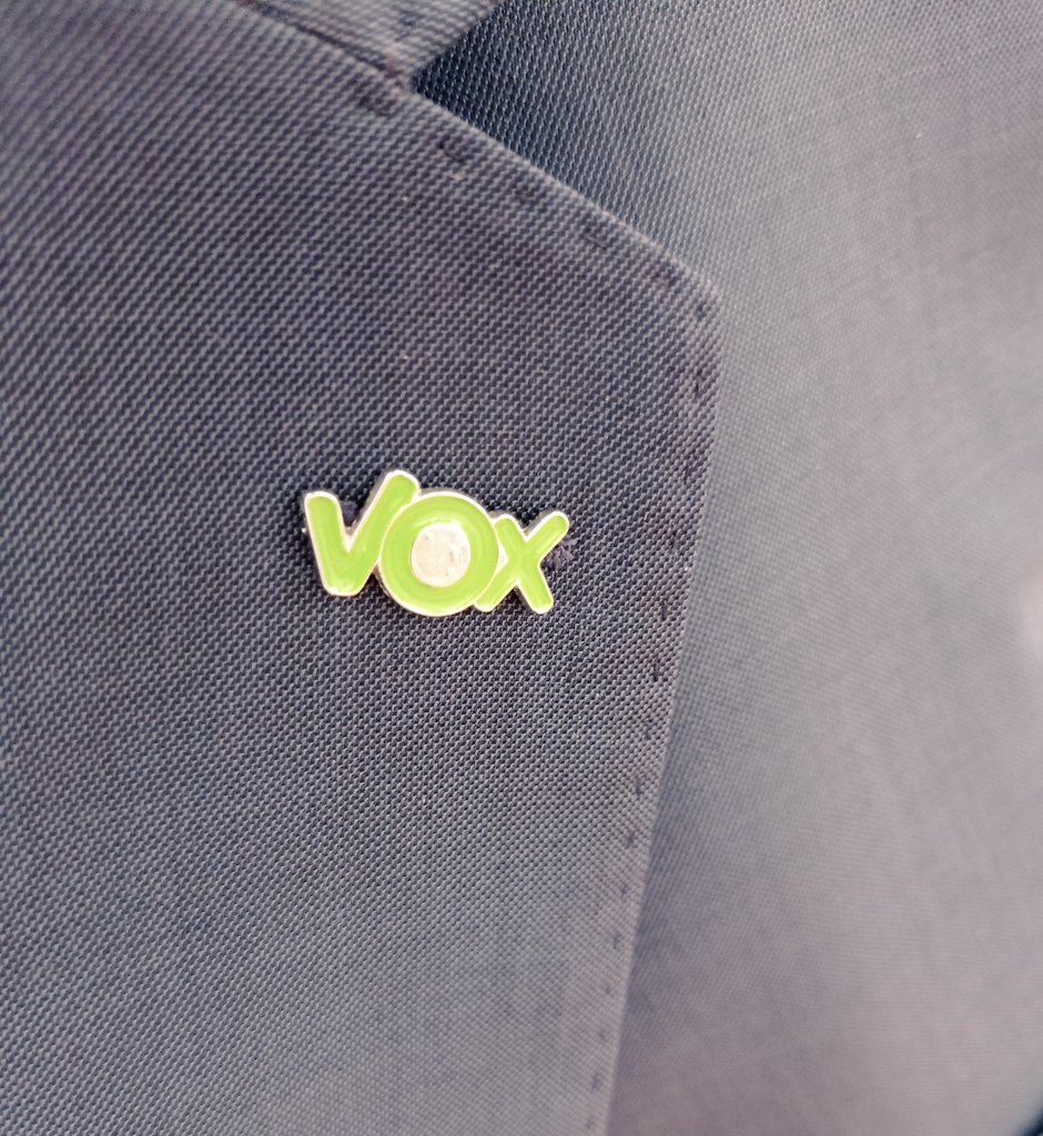 felipeleon88's tweet photo. Lo único verde que me puse hoy para ir a la asamblea nacional fue este pin de @vox_es que me regaló @hermanntertsch y @vicpiedra, símbolo de la hispanidad, hermandad y valores cristianos que unen nuestras naciones. #LeyAbortistaNO #EcuadorEsYSeraProvida https://t.co/aNsO8H7iYo