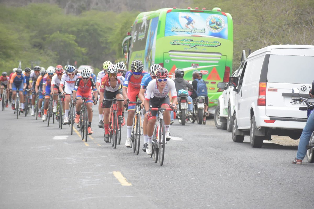radiolacalle's tweet photo. 📍2da etapa de la Vuelta Ciclística al Ecuador 2021
[EN IMÁGENES]

#38VueltaAlEcuador
#CiclismoEnLaCalle
#RespetoAlCiclista https://t.co/WOh0ArCJUA