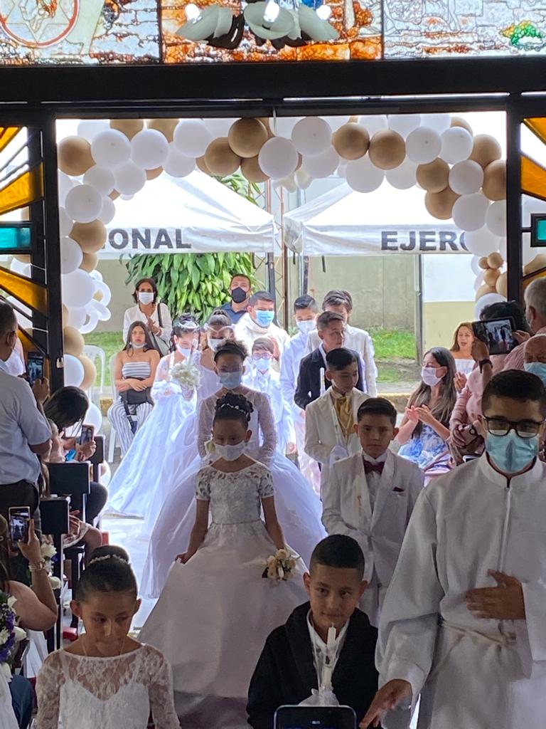 Ejercito_Div5's tweet photo. Recibir la Primera Comunión es el inicio de la vida espiritual para los integrantes de la Iglesia Católica, por lo que 15 menores, hijos de nuestros hombres de la #OctavaBrigada #BASPC8 #BatallónAltaMontaña5, participaron de la ceremonia, fortaleciendo la fe y el amor en familia. https://t.co/2tHdBbpCG3