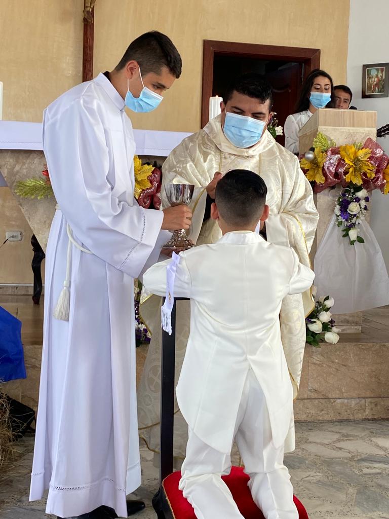 Ejercito_Div5's tweet photo. Recibir la Primera Comunión es el inicio de la vida espiritual para los integrantes de la Iglesia Católica, por lo que 15 menores, hijos de nuestros hombres de la #OctavaBrigada #BASPC8 #BatallónAltaMontaña5, participaron de la ceremonia, fortaleciendo la fe y el amor en familia. https://t.co/2tHdBbpCG3