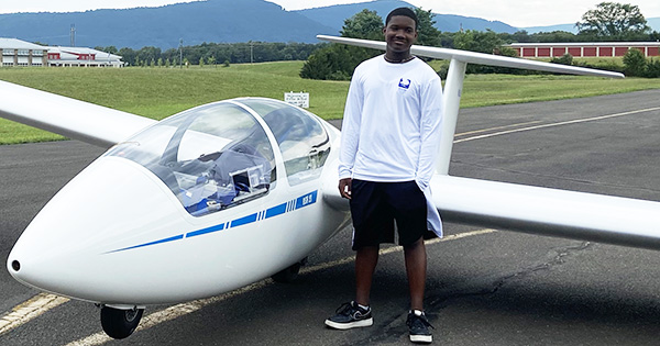 BlackNews's tweet image. Black Teen From Maryland Makes History, Becomes Youngest Glider Pilot in the U.S. blacknews.com/news/caleb-smi… #BlackExcellence #BlackTwitter #Melanin #melaninpoppin #melaninaddicted #pilotlife #Pilot #Airplane #Airplanes #BlackBoysWinning #blackboyjoy #Maryland #teenagers #WINNING