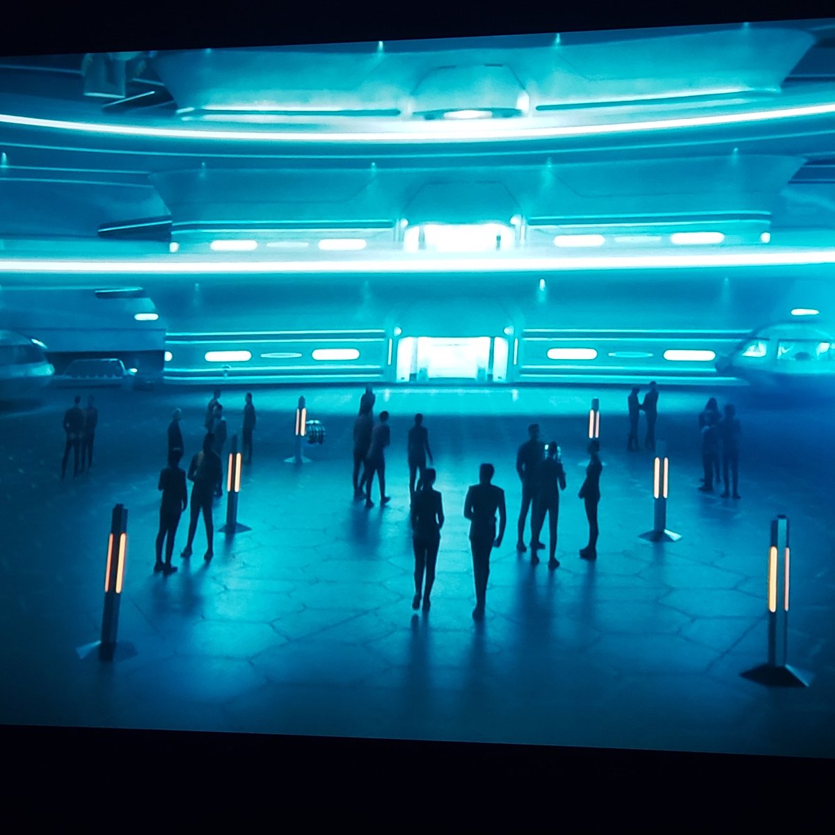 darlypants's tweet photo. Discovery has gone full teal and orange. I thought we were past this. Please stop. The entire show is teal and orange. It looks awful. Find me a single shot in the entire episode that isn't predominantly teal or orange. #startrek #StarTrekDiscovery https://t.co/YcYxNHYEmX