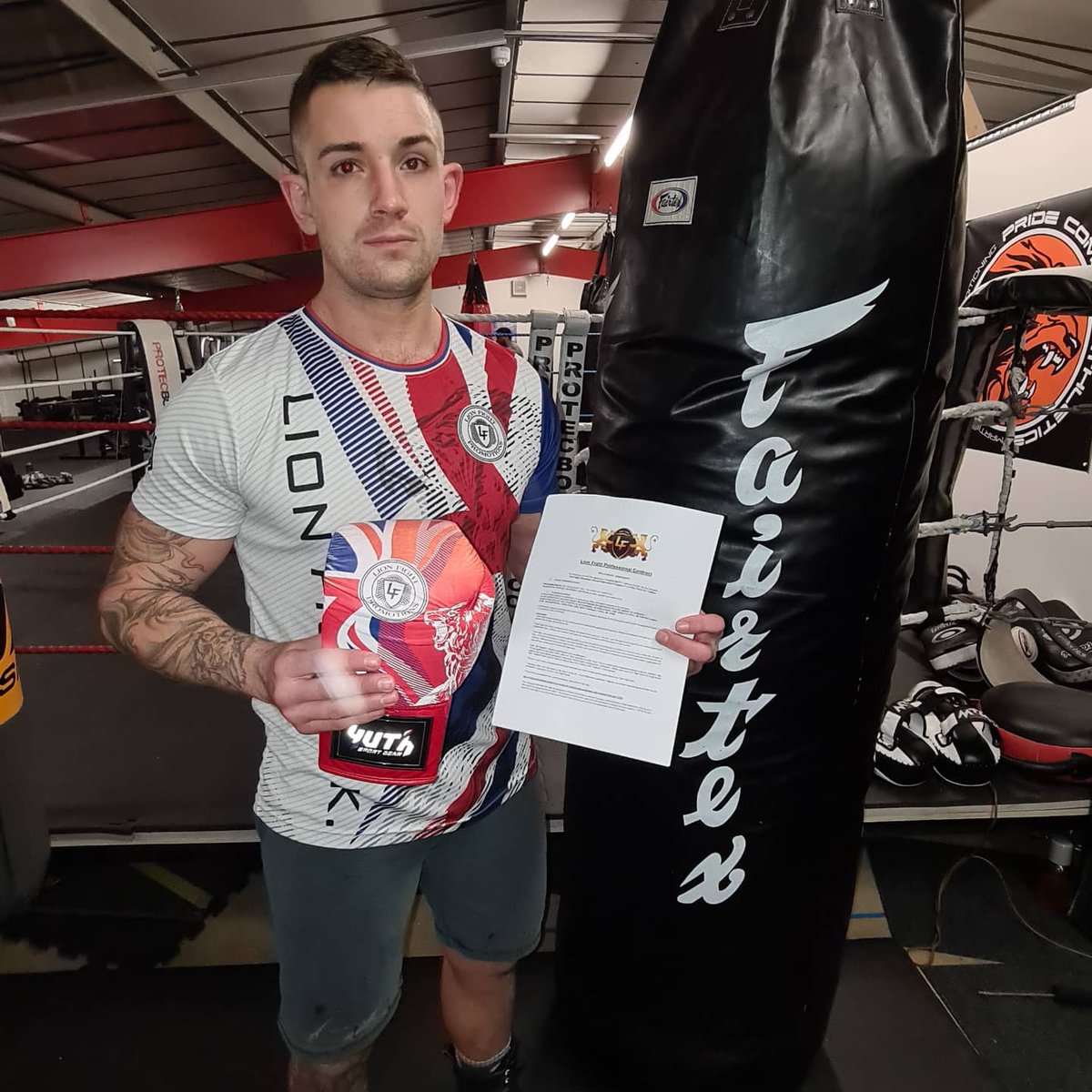 TheOnlyRobmdk's tweet photo. @DanTracey7 signs an official 5 fight deal with @LionFight https://t.co/Cbkk0rj1ia