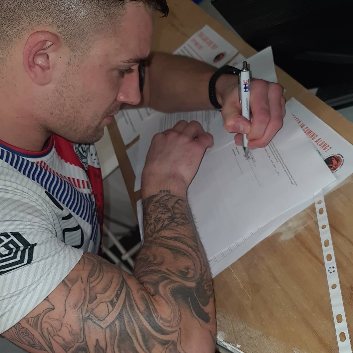 TheOnlyRobmdk's tweet photo. @DanTracey7 signs an official 5 fight deal with @LionFight https://t.co/Cbkk0rj1ia