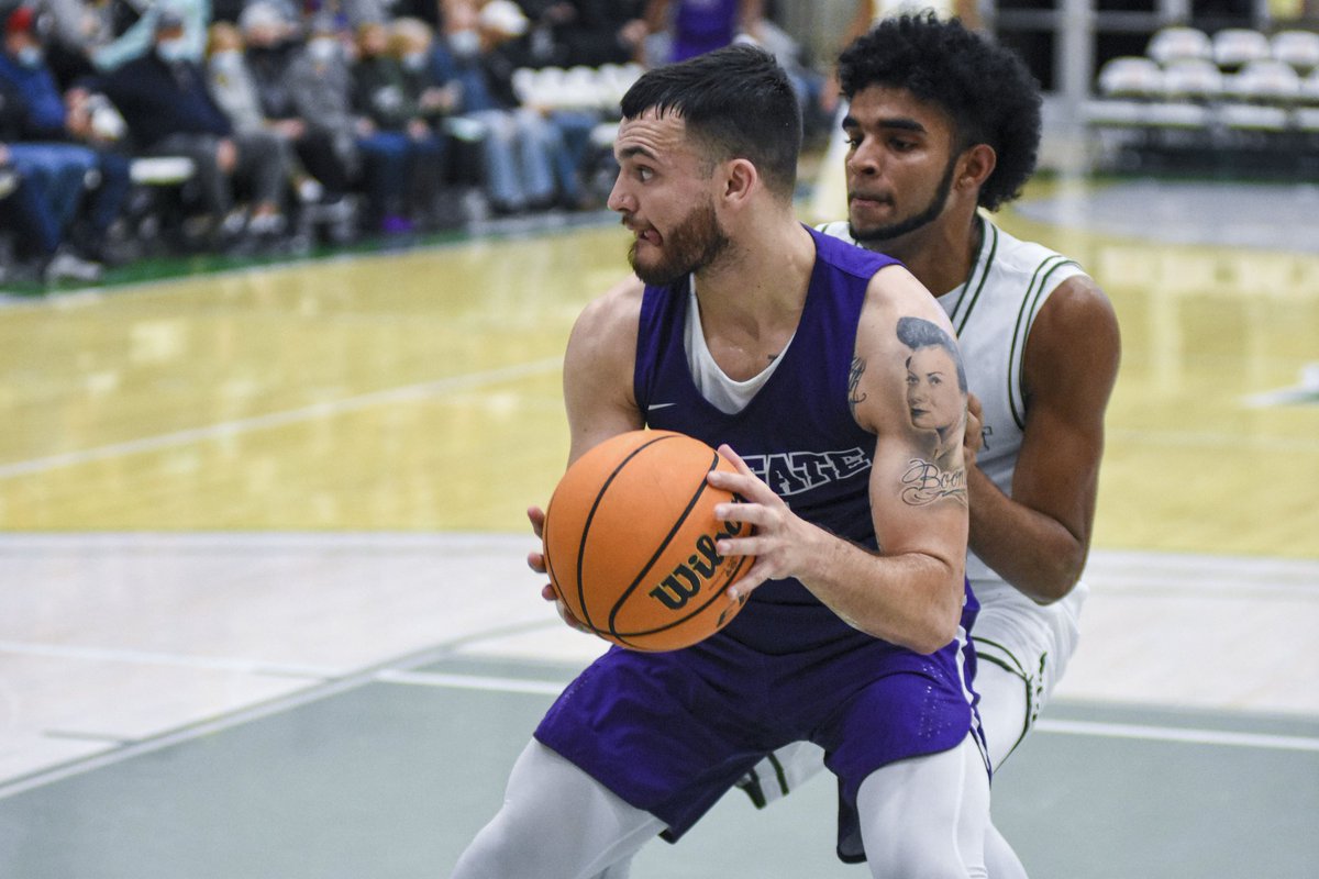 smelliott_id99's tweet photo. Forgot I took these when SF State came to town, but here's @lhslionbball @LHSLionsSports alum Travis August @travis_august #golions https://t.co/odny4JImza