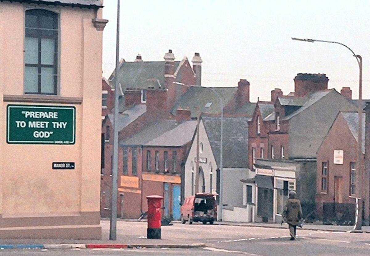 robert_lyman's tweet image. This is a photo of Chris Hodder QGM in Belfast in 1987.

We were both in 10 Platoon, Salerno Company @RMASandhurst in 1981. 

The photo was taken by one of the two ATO Pig drivers, Billy Williams.