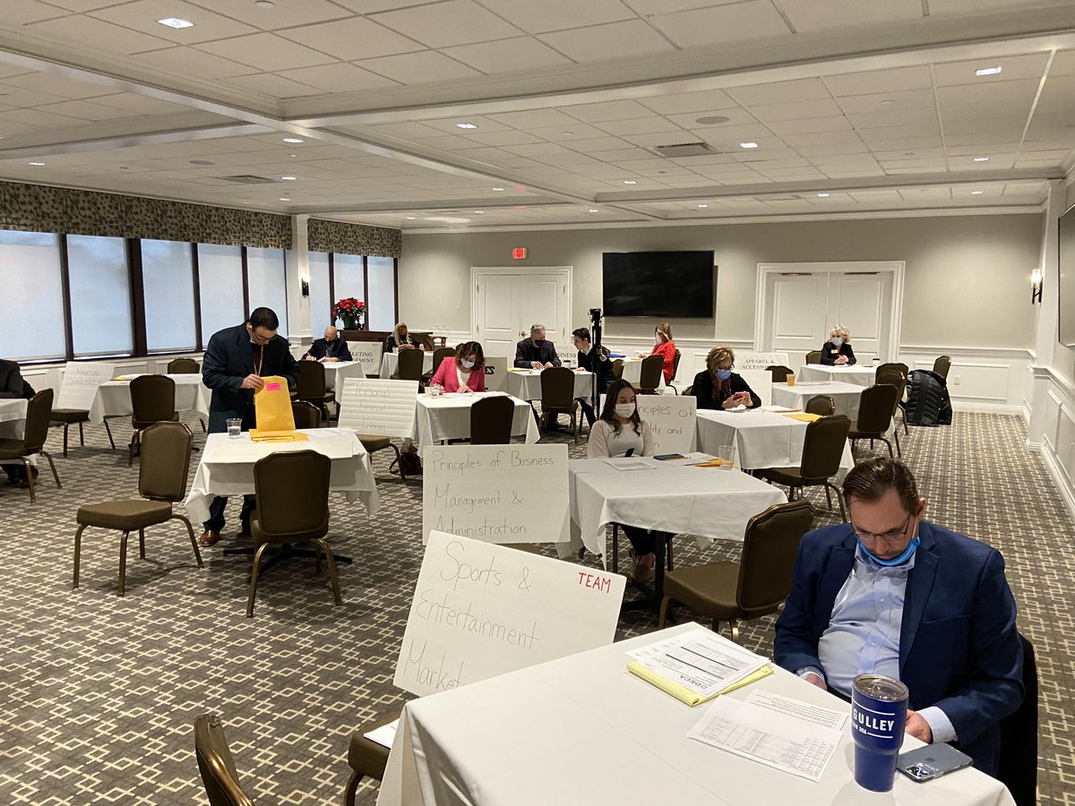 I’m honored to serve as a judge for a high school DECA competition. So nice to be back face to face. Congrats students. <a href="/wvuchambers/">WVU John Chambers College of Business & Economics</a> <a href="/BPDECA/">BP DECA</a>