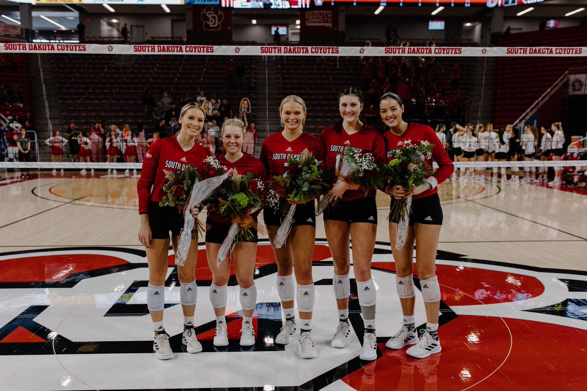 SDCoyotesVB's tweet photo. A Record Setting Senior Class

4 Conference Championships
3 NCAA Tournament Appareances
1,970 Kills
1,870 Digs
4,740 Assists
243 Aces
685 Blocks
♾ Memories

#GoYotes 🐾 https://t.co/uY1a3DsE8w