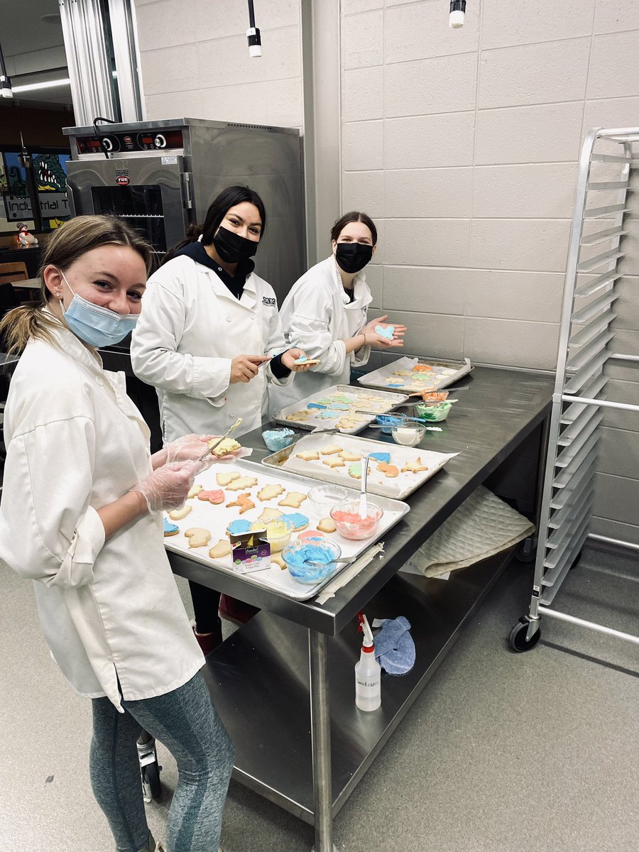 DoblerMichelle's tweet photo. Holiday cookie decorating in Culinary Arts I 🎄#CLSEngaged https://t.co/gu1qS4JXV4
