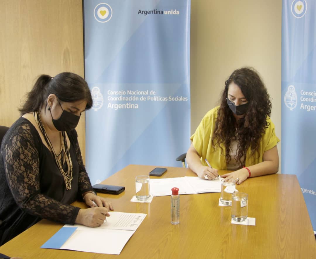 CNCPS_oficial's tweet photo. La presidenta del CNCPS @MarisolMerquel y la secretaria de @GestionyEmpleo @AnaCastellani1 suscribieron un convenio específico con el #SINTYS y un acta complementaria con el #SIEMPRO a fin de llevar adelante acciones que fortalezcan las capacidades estatales.
👇 https://t.co/ntHKc8kGJv