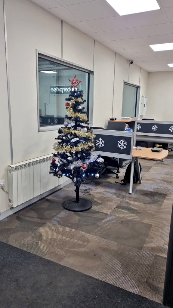 Geo21_ERAC's tweet photo. IT'S CHRISTMAS ☃️🎁☃️ loved decorating my branch today at U319 with my team 🥰 Ready to end the year on a high with 5 🌟 customer service &amp; making sure everyone is safe in our vehicles this winter ❄ #christmas #enterprise @clairegrimes111 @kierancregan @gpincheshire @KhubaibZ https://t.co/8KPZCMZUw5