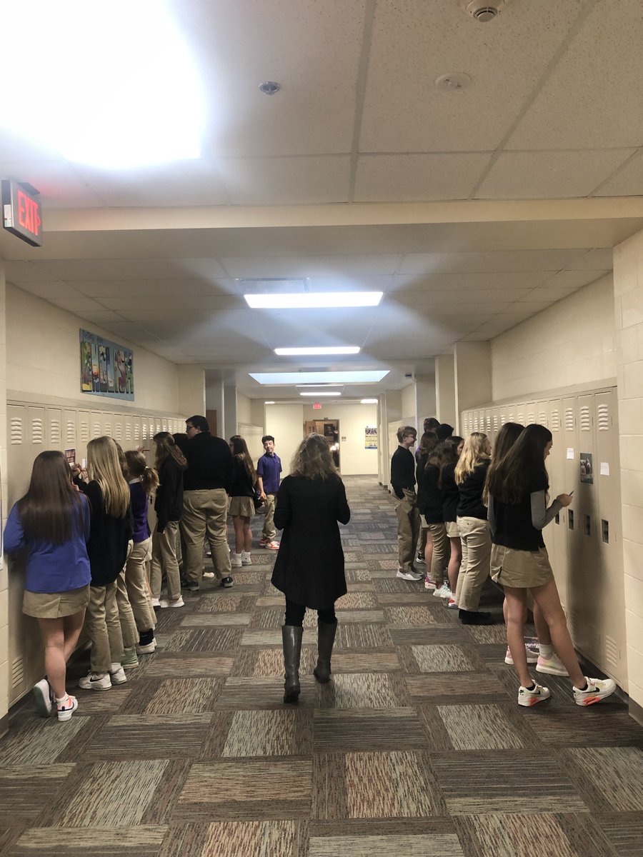 Caught Mrs. Macauley <a href="/readwriteRoJo/">Rachel Macauley</a> &amp; students starting the day w/ a little "topic sentence gallery walk" #cultureoflearning